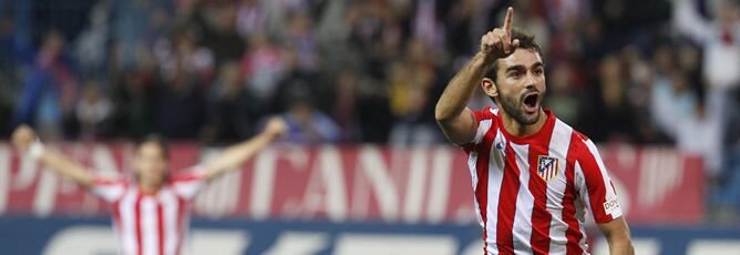 El delantero del Atlético de Madrid, Adrián López, celebra su gol, el primero de su equipo, frente al Real Zaragoza durante el partido correspondiente a la undécima jornada de la Liga de Primera División disputado en el estadio Vicente Calderón, en Madrid