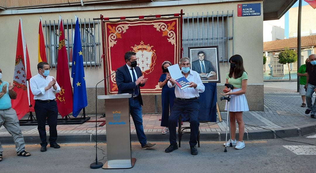 Momento del acto celebrado en la calle que desde este martes lleva el nombre del exalcalde de Alcantarilla