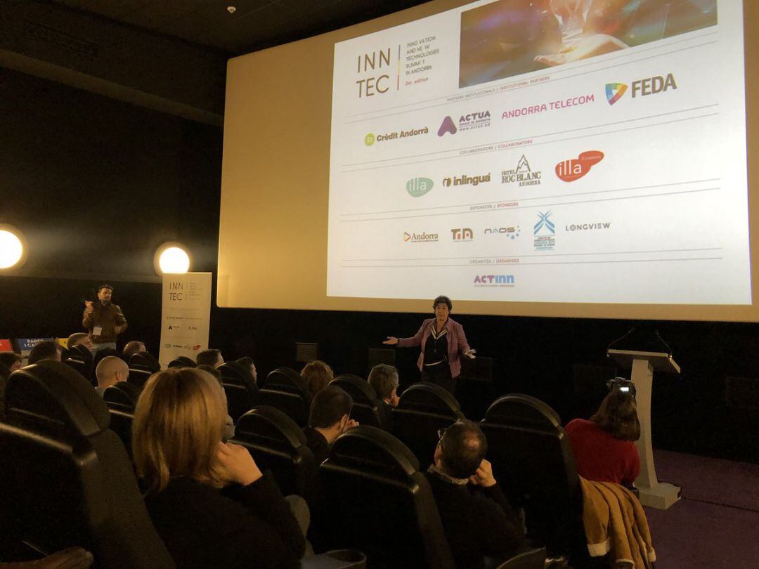 Elena Pisonero, presidenta d'Hispasat, pronunciant la conferència inaugural de la tercera edició d'InnTec.