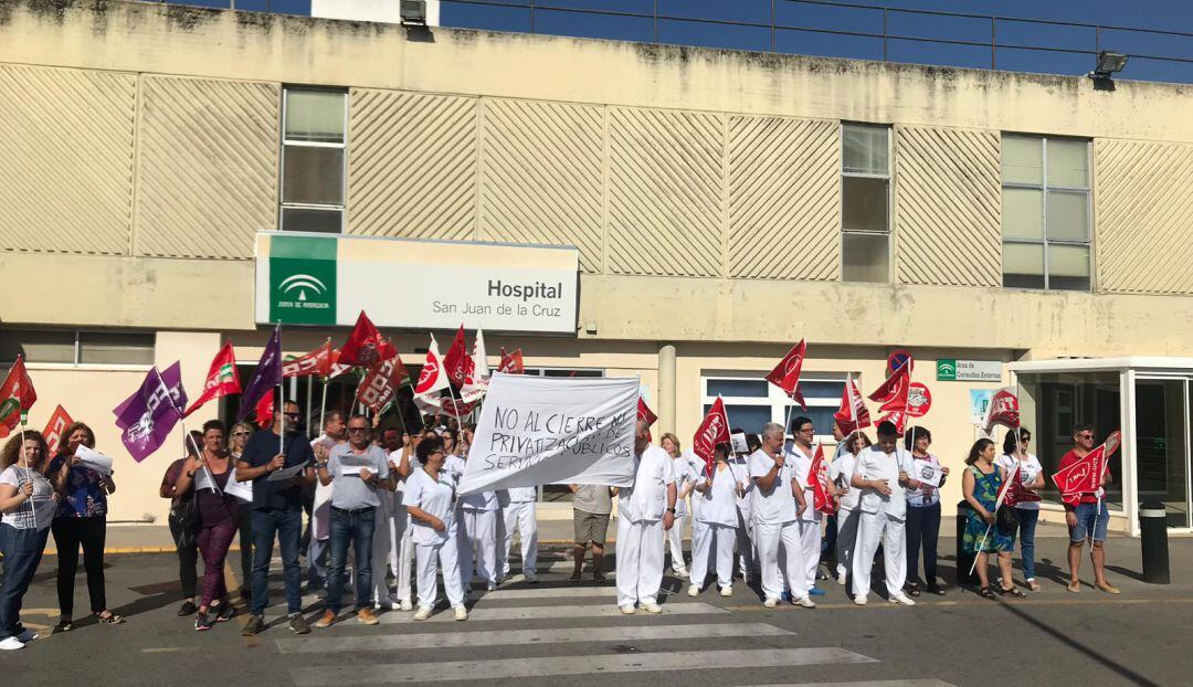 Protesta de los profesionales de lavandería a las puertas del Hospital San Juan de la Cruz de Úbeda