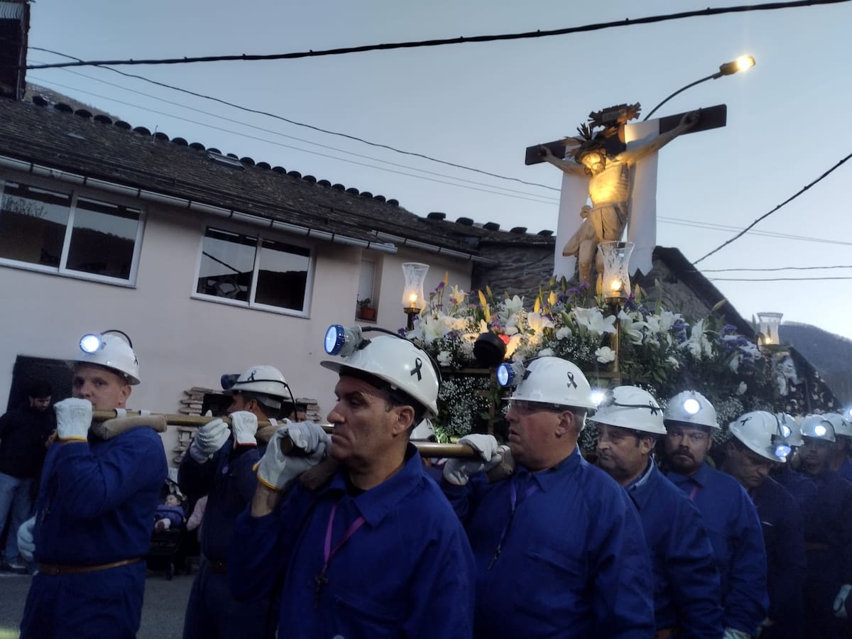 El Cristo de los Mineros vuelve a hacer parada en el Pozo María de Caboalles de Abajo para recordar a los dos mineros fallecidos en Vega de Rengos