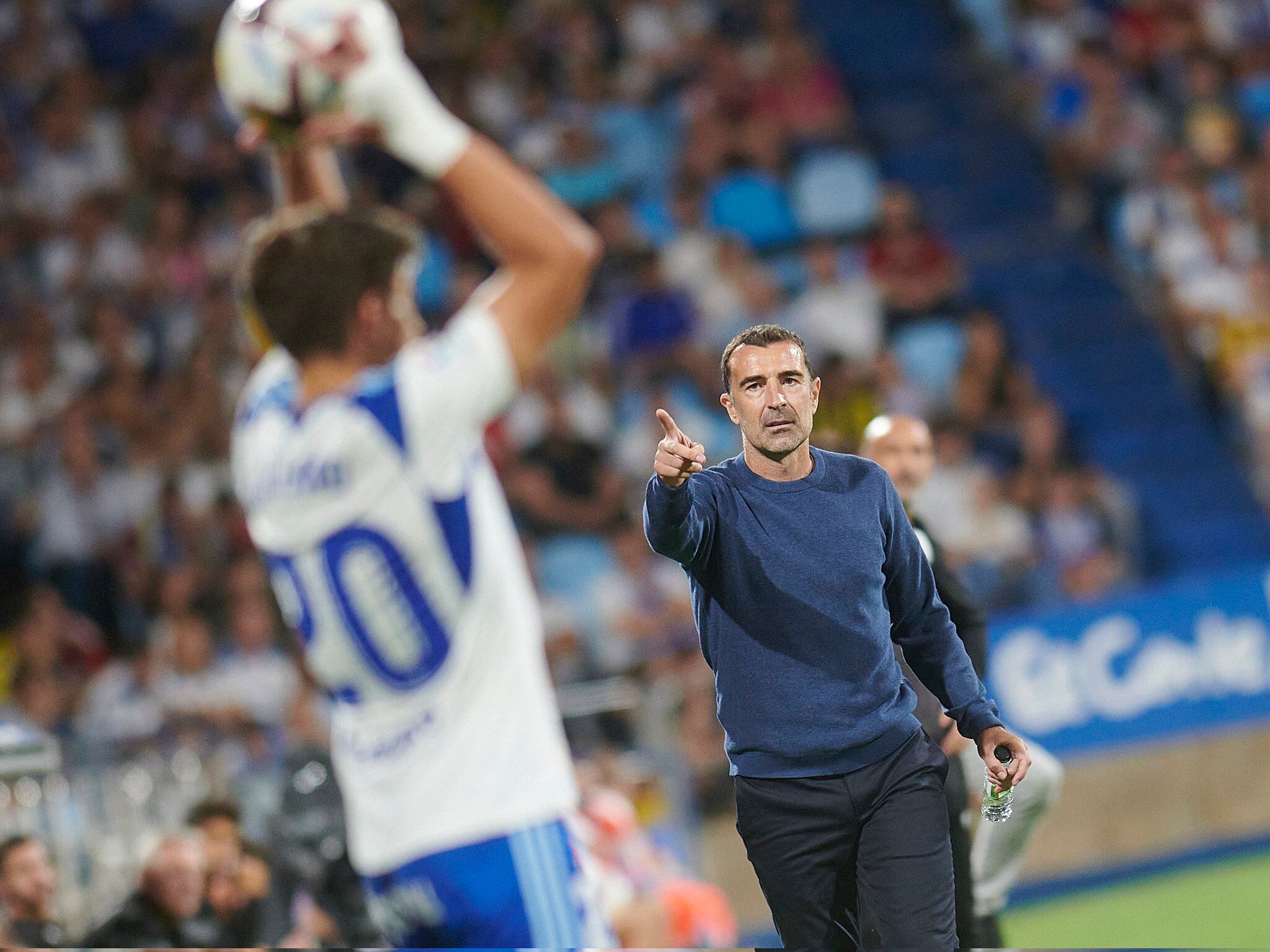 Juan Carlos Carcedo da instrucciones desde la banda de La Romareda