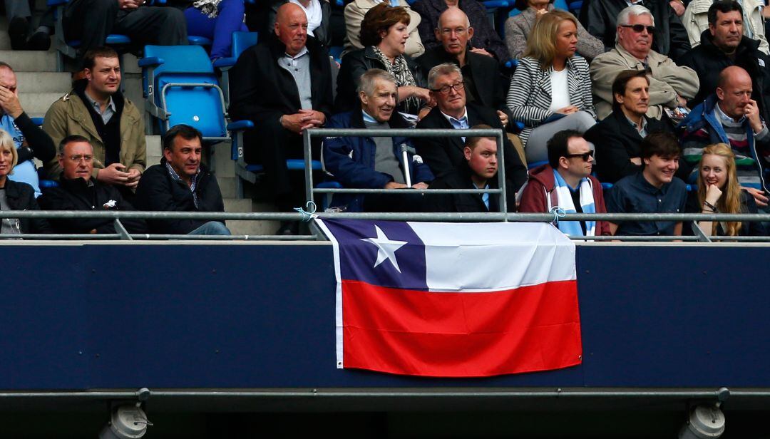 La bandera de Chile, en las gradas de un estadio durante un partido