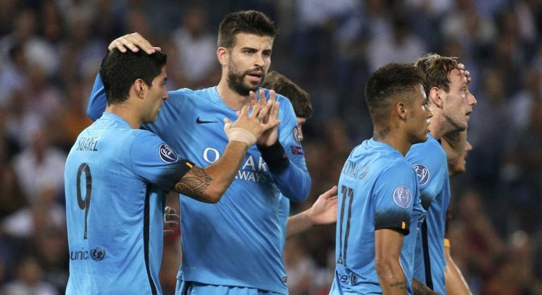 Los jugadores del Barcelona celebran el gol marcado por Luis Suárez