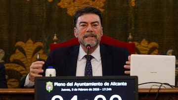 El alcalde de Alicante niega que supiera que la edil dimitida se adjudicase la VPP y jura que las casas irán a quien corresponde