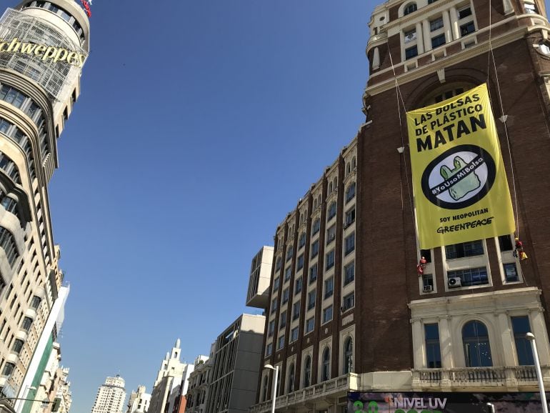 Greenpeace despliega una pancarta en la Gran Vía de Madrid: &quot;Las bolsas de plástico matan&quot;