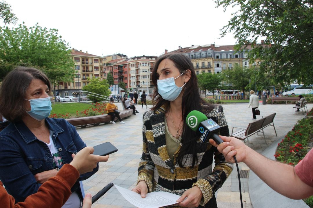 La delegada de Euskera Miren Echeveste, acompañada por la técnico de Euskera Josebe Araña han presentado el programa &quot;Udagiro&quot; y Clases de Refuerzo de Euskera 