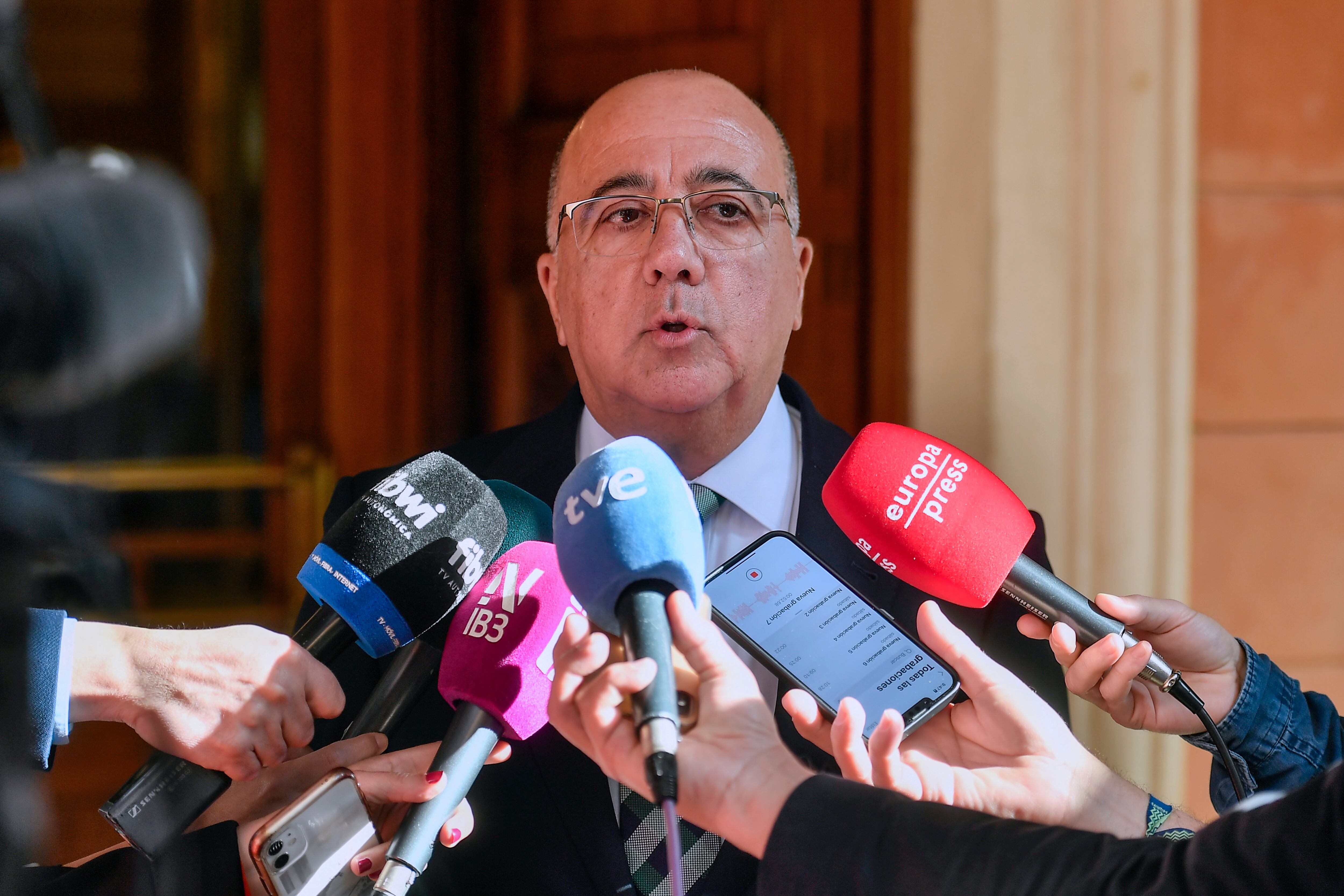 PALMA, 16/04/2024.- El exdiputado de VOX y actual inscrito en el grupo mixto, Xisco Cardona, anuncia que rechaza la oferta de VOX de volver al grupo parlamentario, durante el pleno del Parlament Balear de este martes. EFE/ Miquel A. Borràs