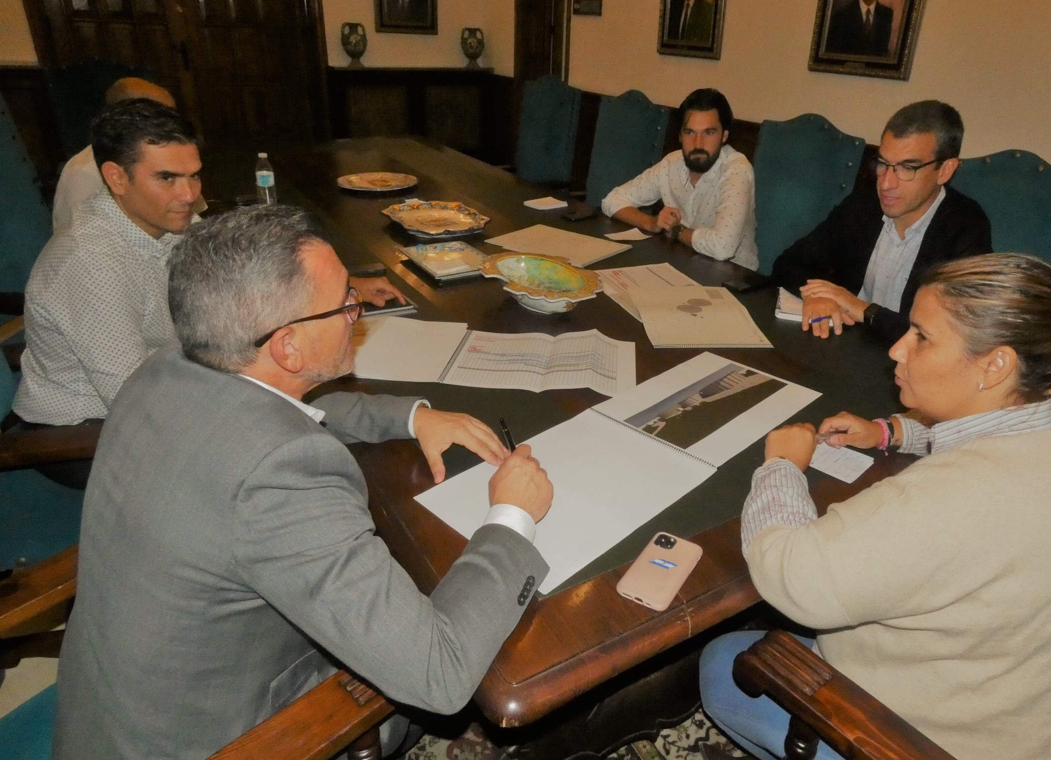 Tita García reunida con miembros de la empresa que gestiona el agua para establecer mejoras