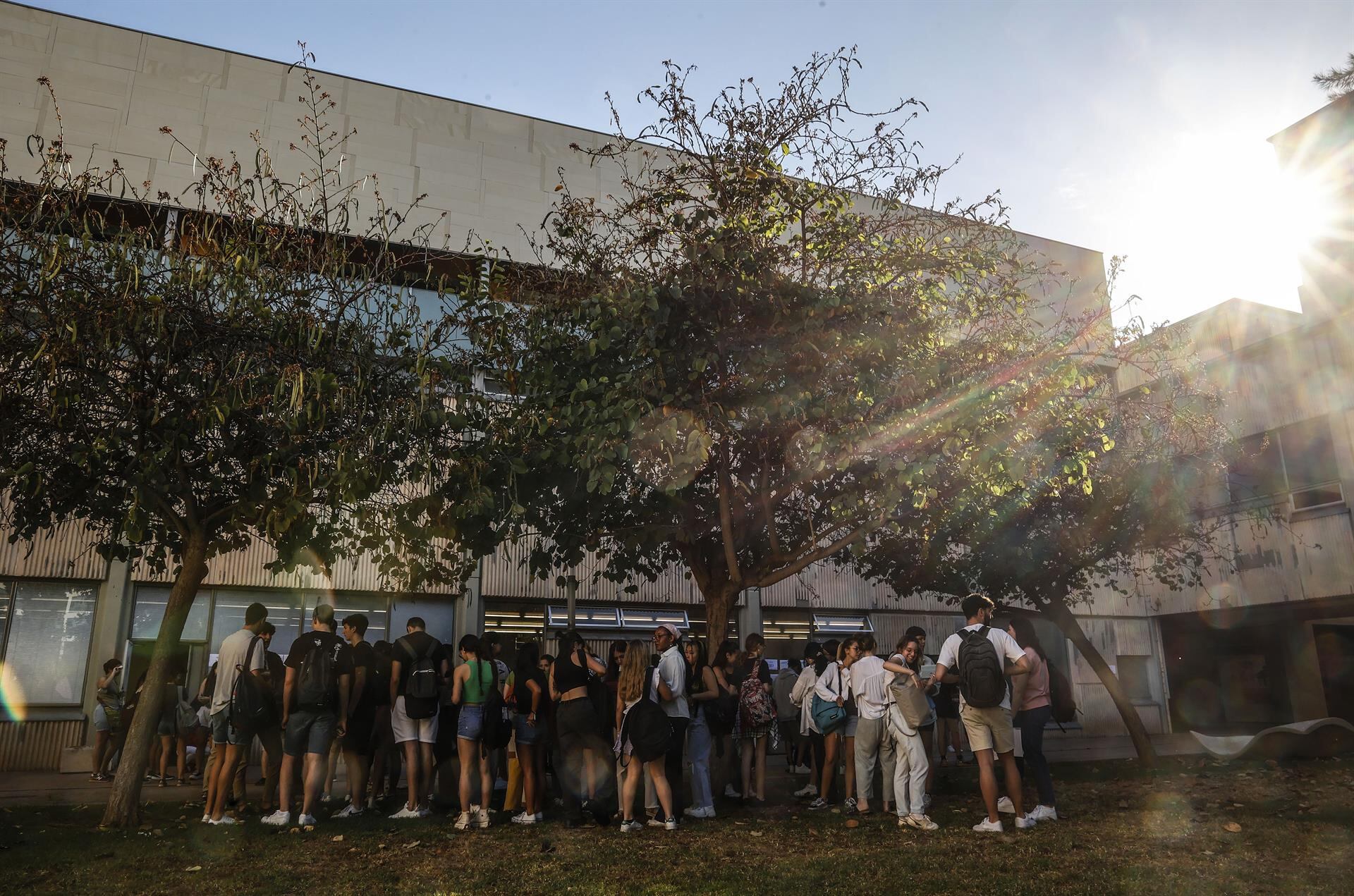 Estudiantes esperan para comenzar las pruebas de acceso a la universidad 2022