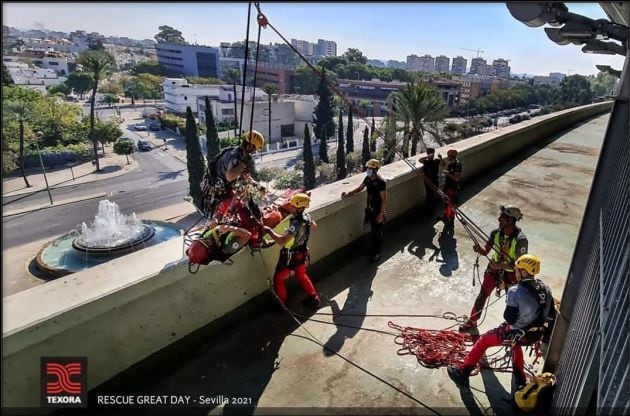 Los bomberos de Málaga durante le excibición en Sevilla