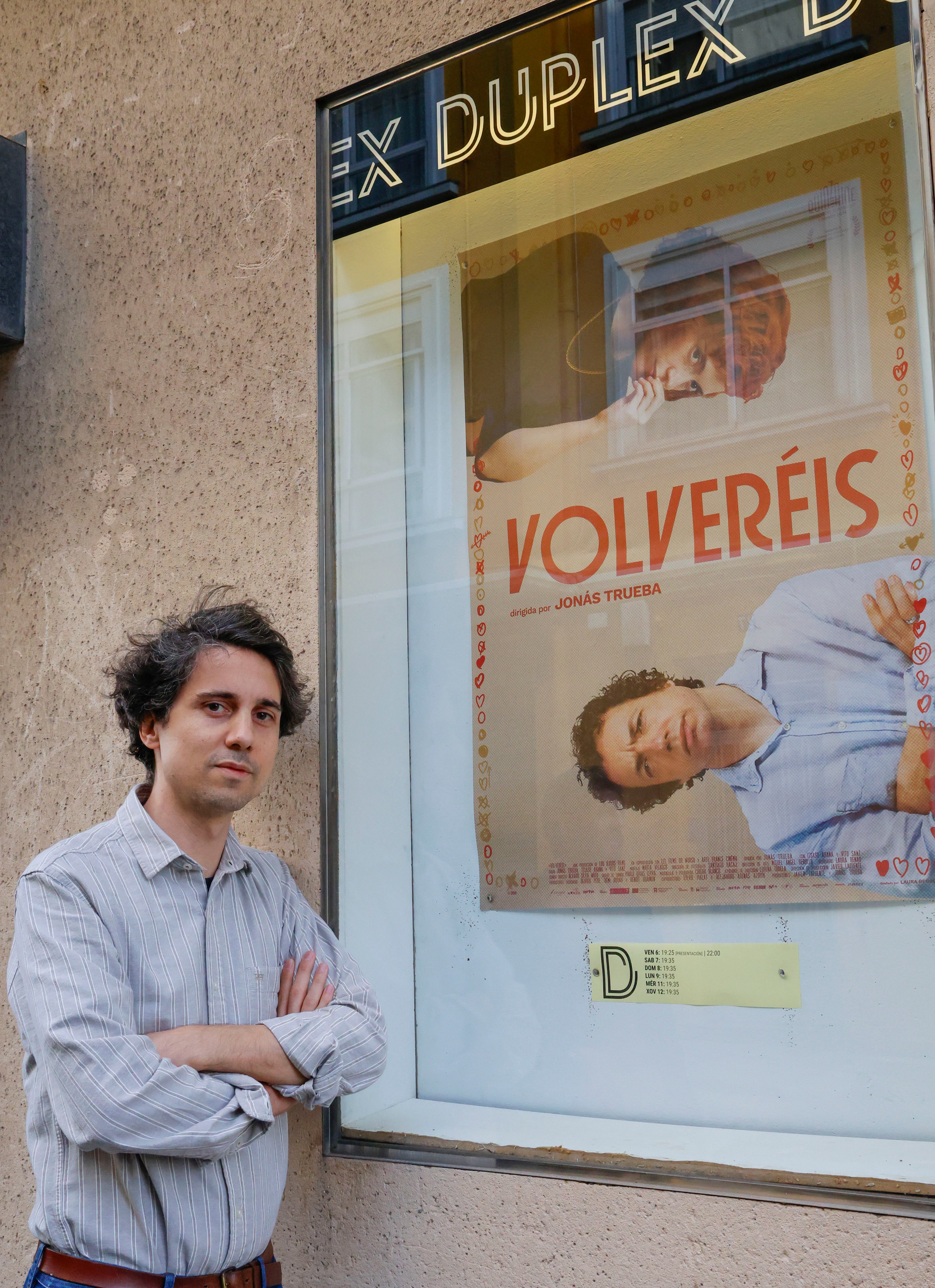 FERROL, 6/9/2024.- El director Jonás Trueba, en plena promoción de &quot;Volveréis&quot;, asiste a la proyección de su película y toma parte en un coloquio con el público en los Dúplex, los únicos cines de la ciudad de Ferrol. EFE/ Kiko Delgado.