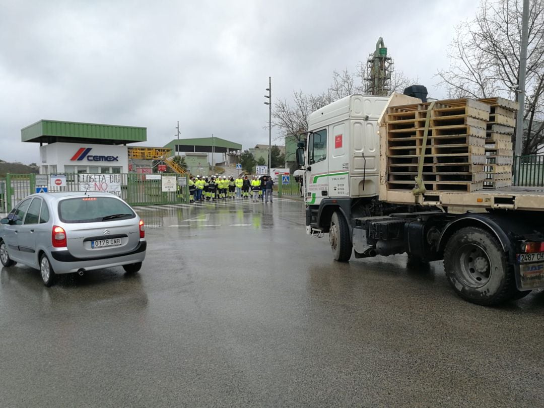 Trabajadores de Cemex bloquean la entrada de la planta en Lloseta