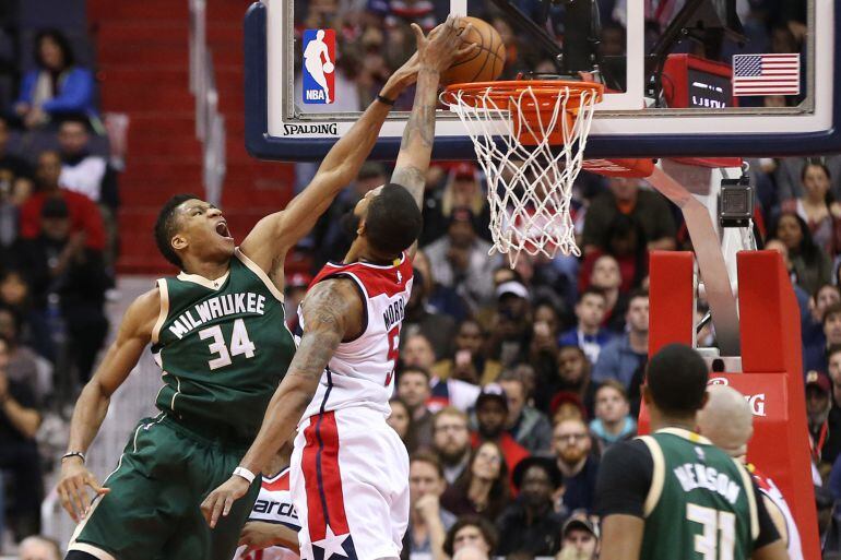 Giannis Antetokounmpo mata delante de Markieff Morris en el Bucks-Wizards