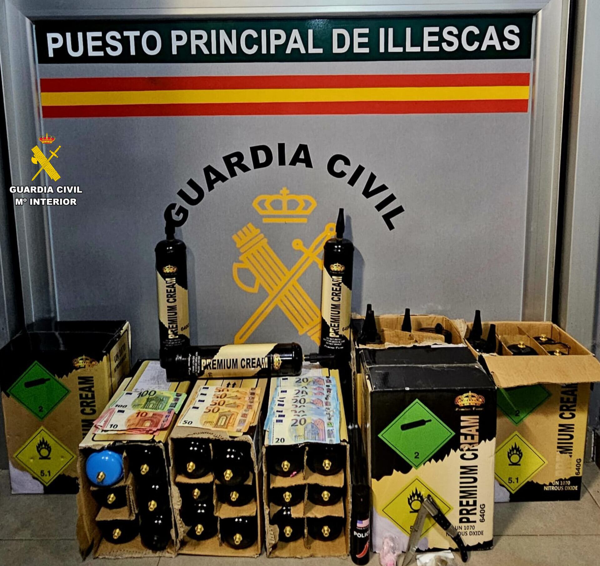 Botellas de óxido nitroso incautadas en un local de copas de Yuncos (Toledo)