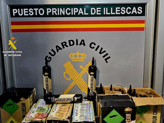 Botellas de óxido nitroso incautadas en un local de copas de Yuncos (Toledo)