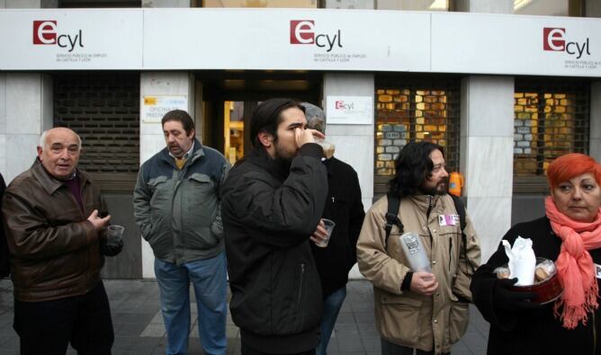 Un grupo de parados de la Asociación de Valladolid protagoniza un "desayuno" ante las oficinas de empleo del Poniente