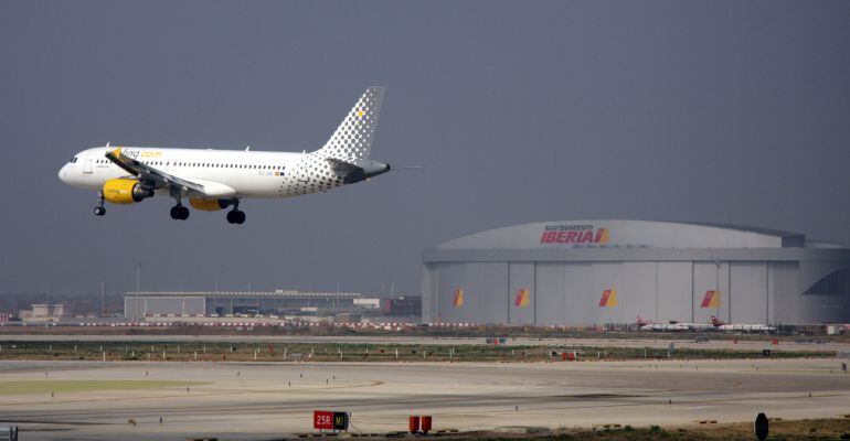 Un avió aterrant a l'aeroport del Prat
