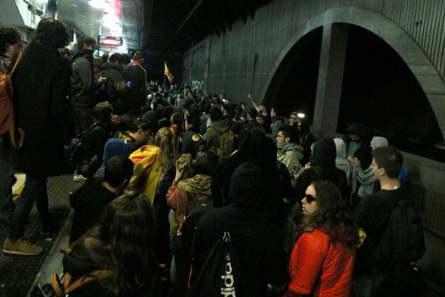500 estudiants ocupant les vies de Rodalies a l'estació de la plaça de Catalunya de Barcelona