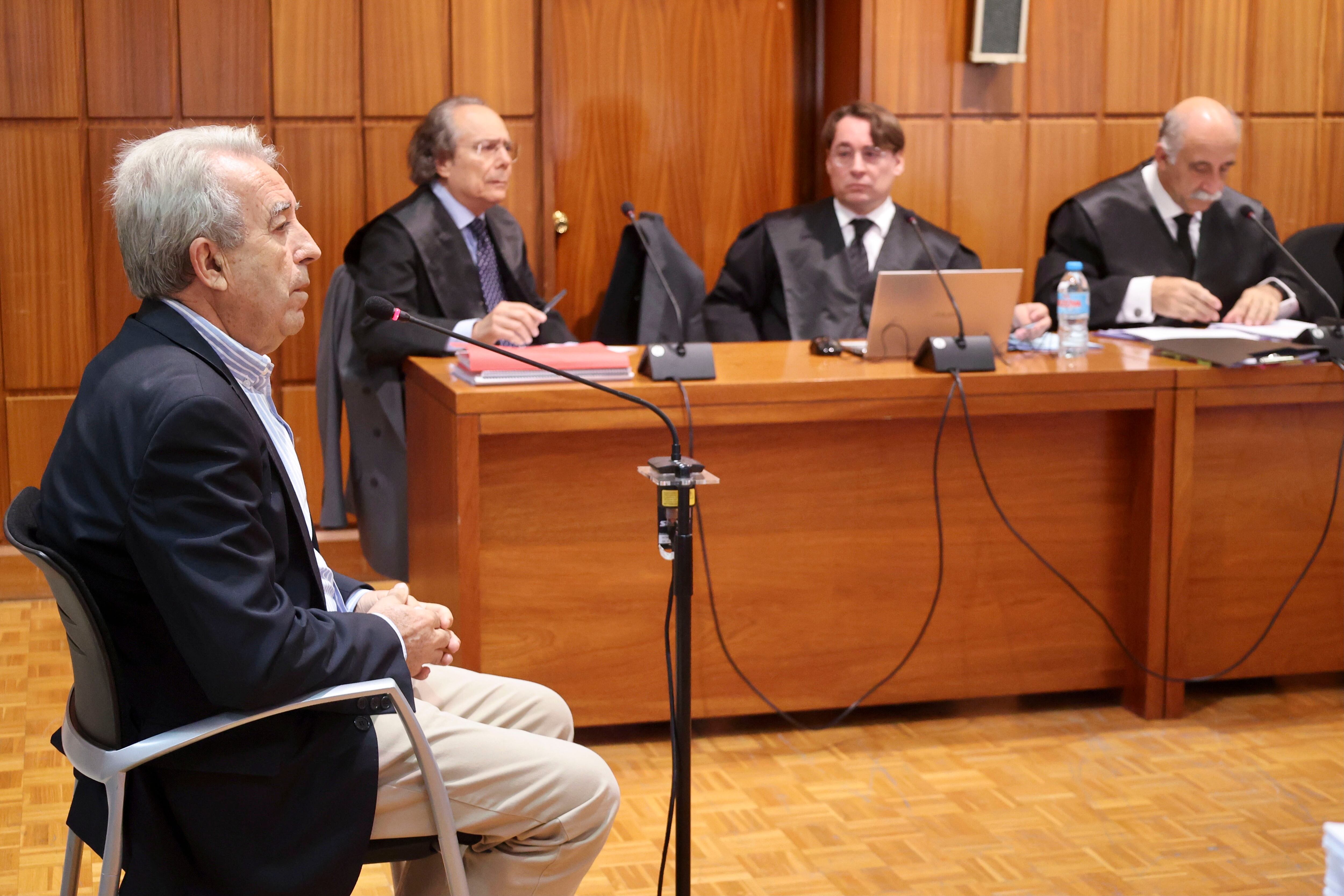 MURCIA, 27/10/2025.- El ex consejero del gobierno de la Región de Murcia, Antonio Cerdá, declara este lunes ante la Audiencia Provincial junto al exconsejero del Gobierno murciano Joaquín Bascuñana declaran como investigados en el juicio que se sigue contra ellos y otros seis exaltos cargos de la Administración regional por el caso conocido como 'Novo Carthago', un proyecto que pretendía el desarrollo de una urbanización en terrenos protegidos junto al Mar Menor.EFE/Juan Carlos Caval