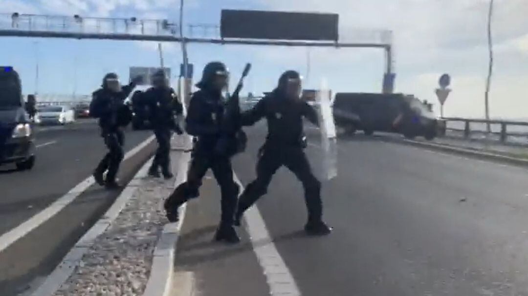 Carga policial en el Puente de la Constitución de Cádiz. 