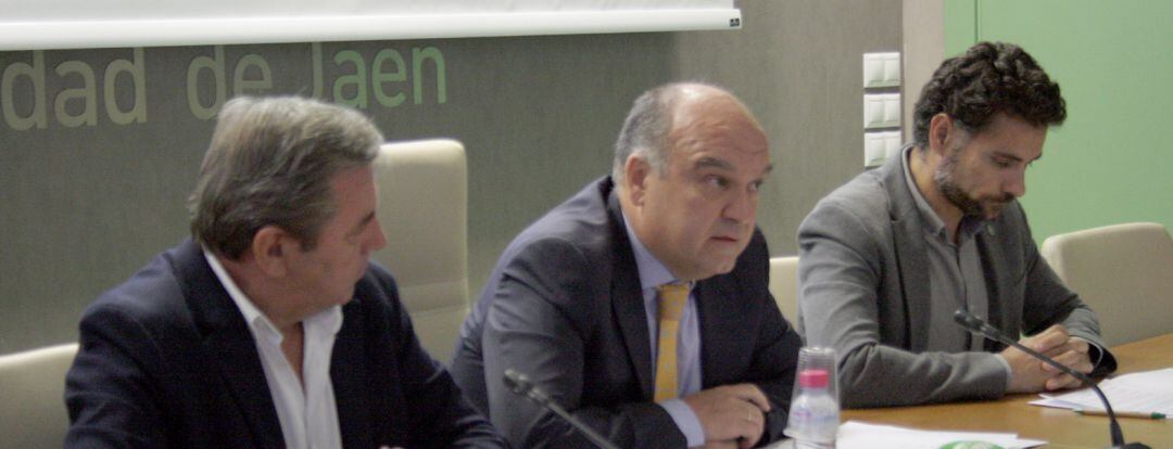 De izquierda a derecha, Juan Eugenio Ortega, delegado de Medio Ambiente; el Vicerrector de Planificación Estratégica, Calidad y Responsabilidad Social de la Universidad de Jaén, Julio Terrados y Arturo Montejo, director de Secretariado de Responsabilidad