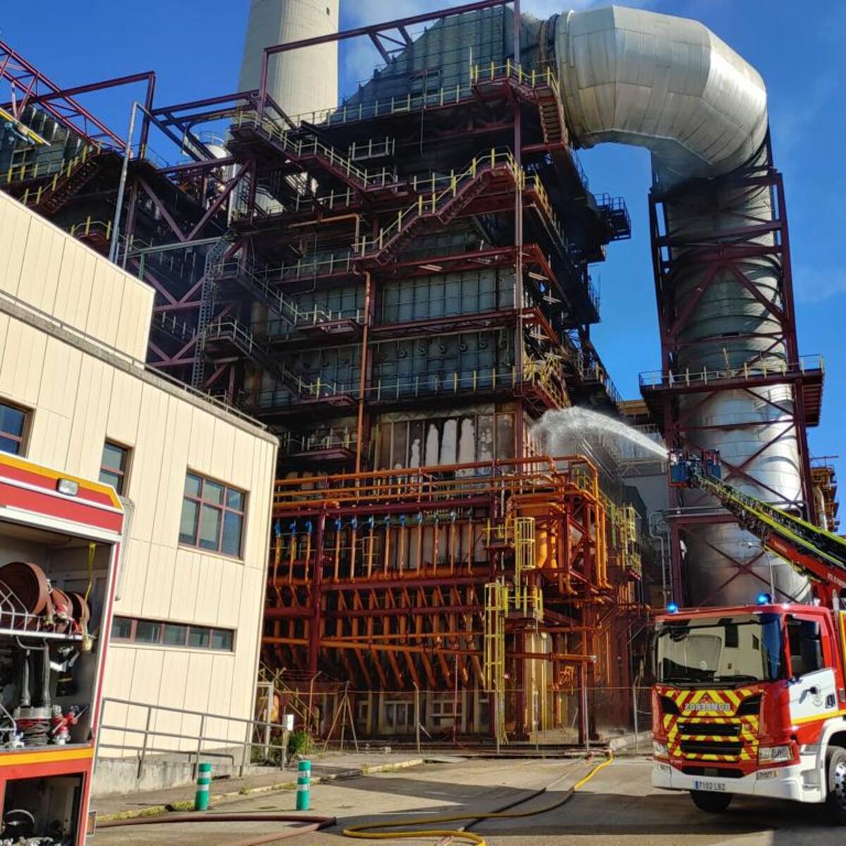 Extinguido el incendio en la central térmica de Compostilla tras 15 horas de trabajos