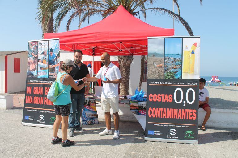 El Grupo Local de desarrollo pesquero durante su camapaña de concienciación en el Paseo Marítimo de Salobreña