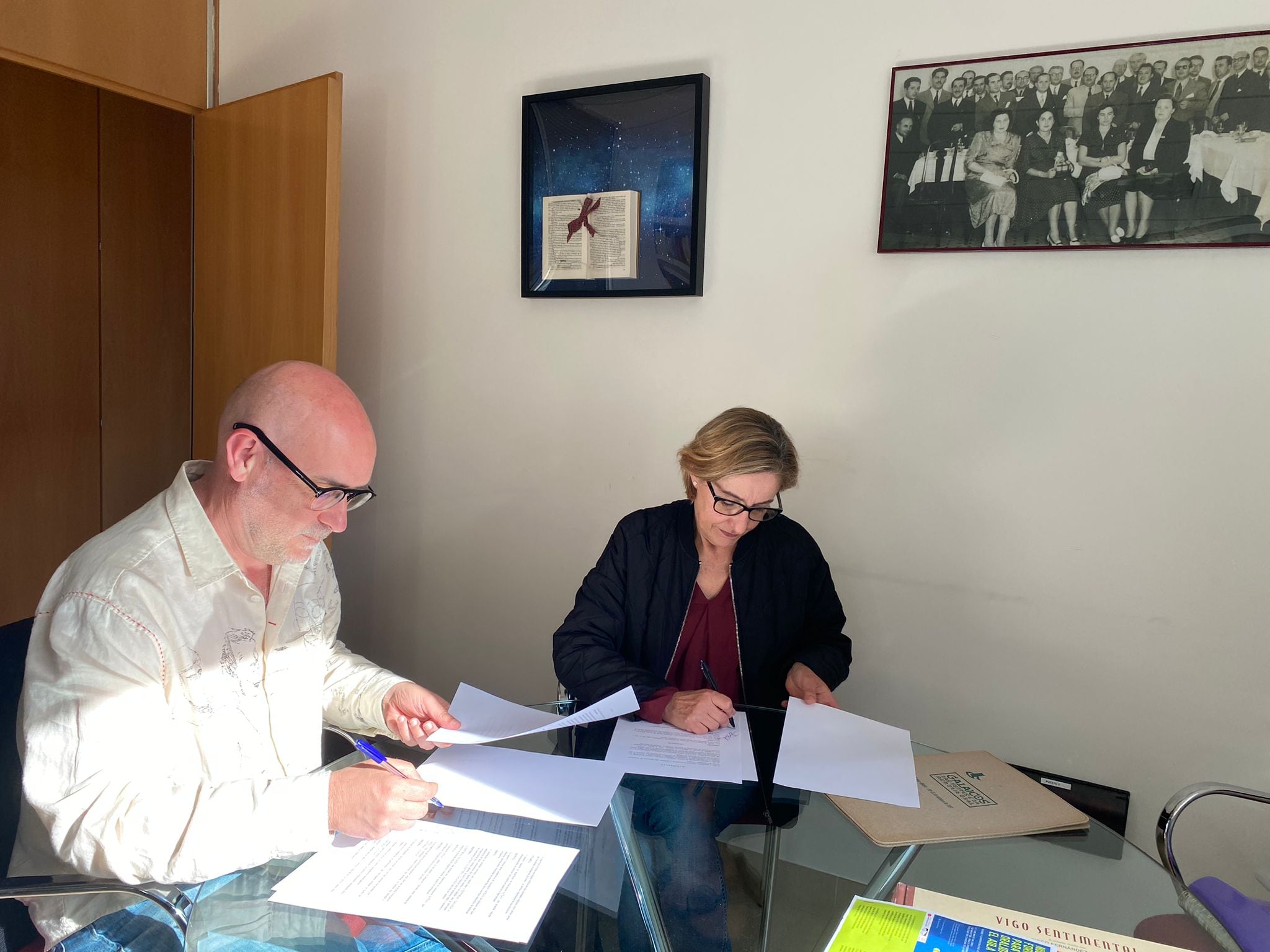 La presidenta de ASTEAVI, Lourdes Vérez, y el director xeral de Galaxia, Francisco Castro, firmando convenio colaboración