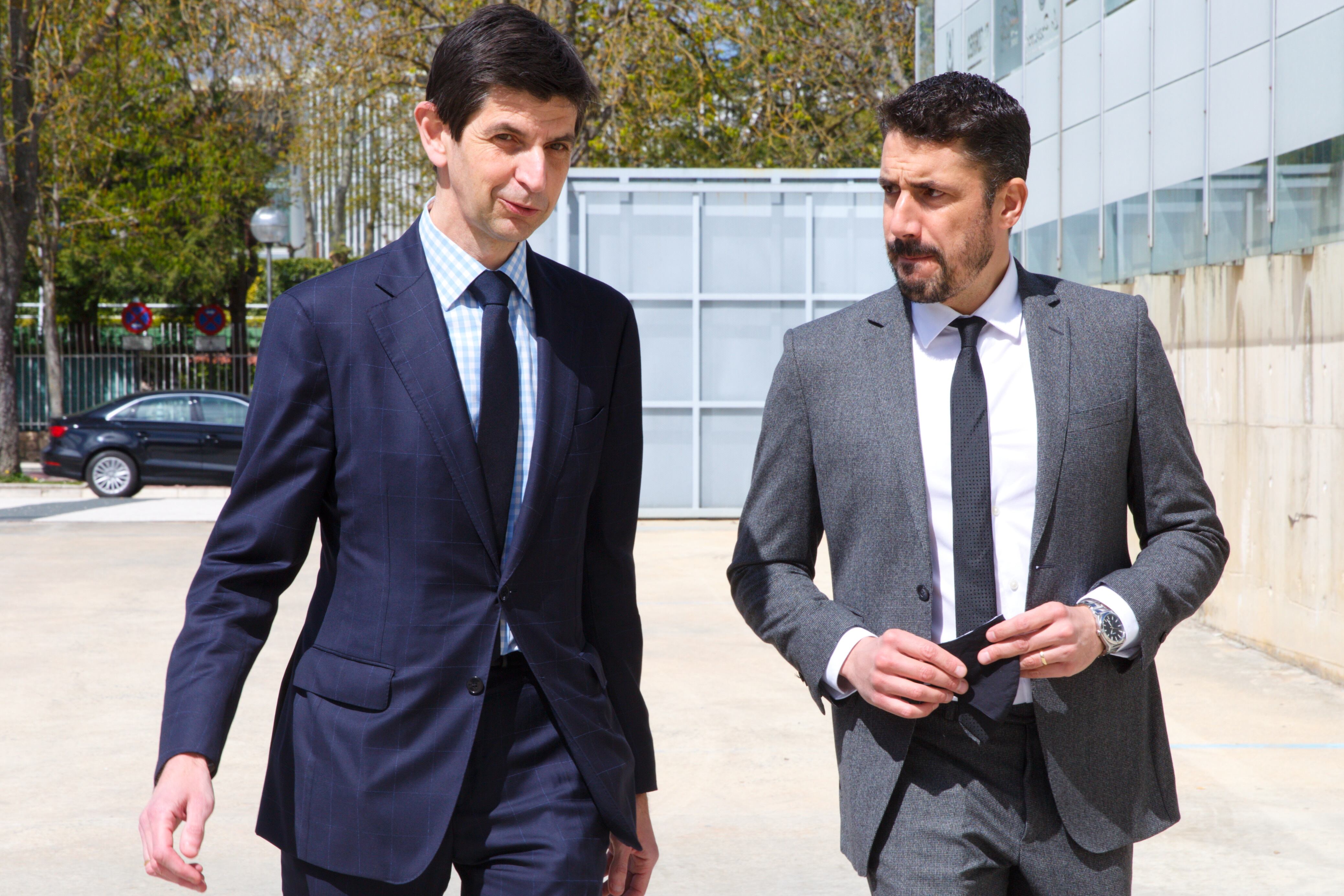 Julio Velázquez (d), con el presidente del club, Alfonso Fernández de Trocóniz (i). EFE/ David Aguilar