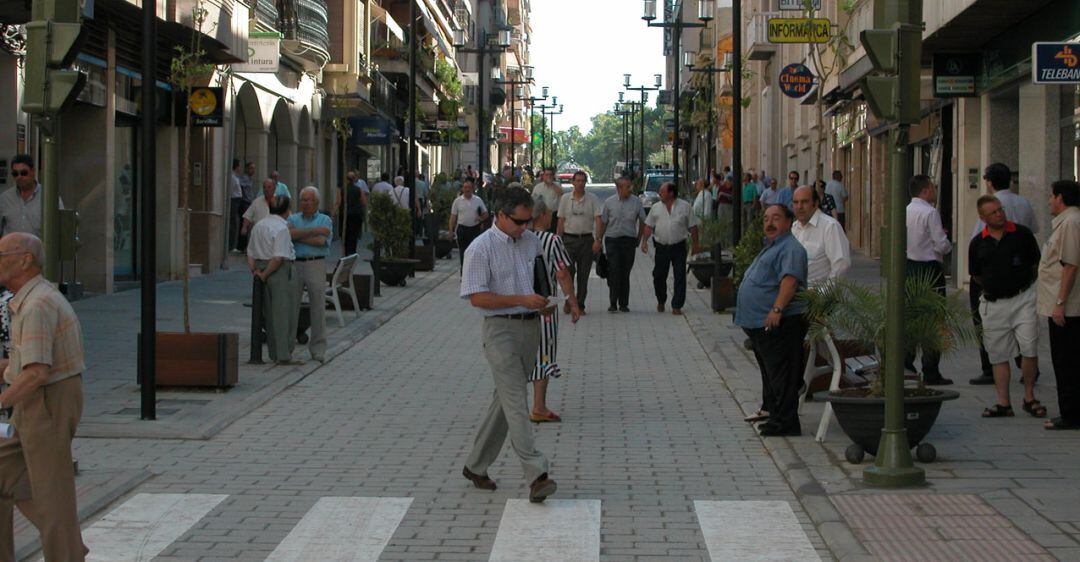 Linarenses en una calle de la ciudad.