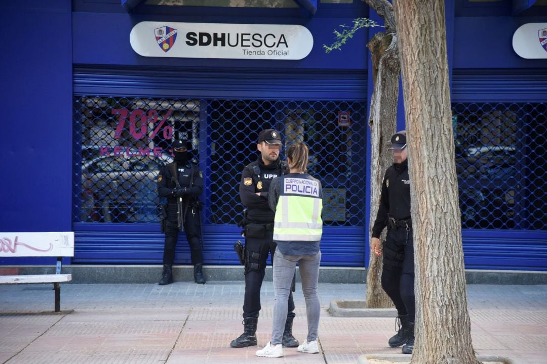 Un amplio dispositivo de Policía Nacional se ha desplegado en la sede de la Sociedad Deportiva Huesca en la capital oscense desde primeras horas de esta mañana como consecuencia de una operación contra el presunto amaño de partidos de fútbol en Primera y Segunda división.