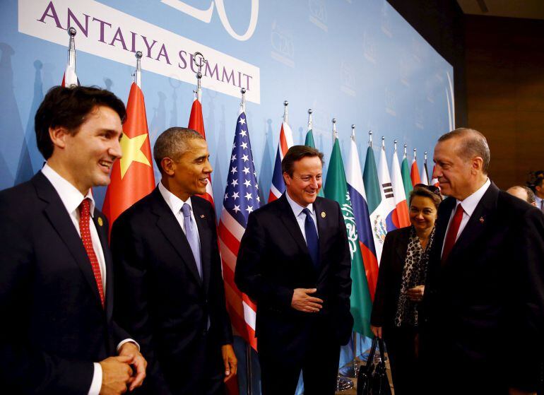 Tayyip Erdogan (derecha) habla con Justin Trudeau (izquierda), Barack Obama (segundo a la izquierda) y David Cameron (tercero izquierda).