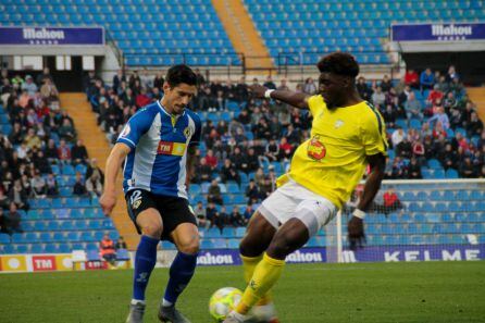 El mediocentro canario Yeray González en el partido ante el Ejea en el Rico Pérez