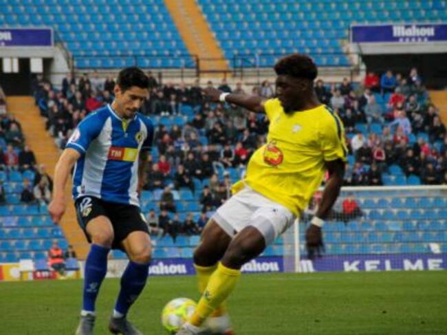 El mediocentro canario Yeray González en el partido ante el Ejea en el Rico Pérez