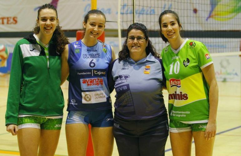 Marta Ruano junto con Ana Escamilla, Susana Trigo y Amelia Portero en una etapa anterior en el Club Voleibol Logroño