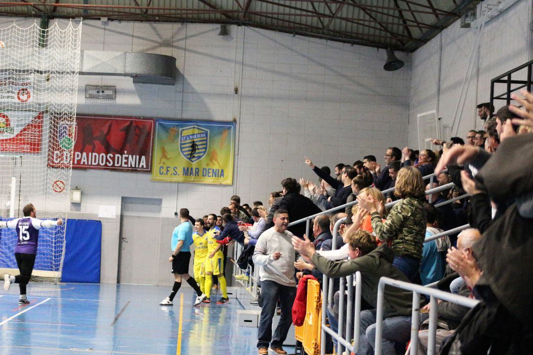 Pabellón repleto de aficionados celebrando el segundo gol dianense