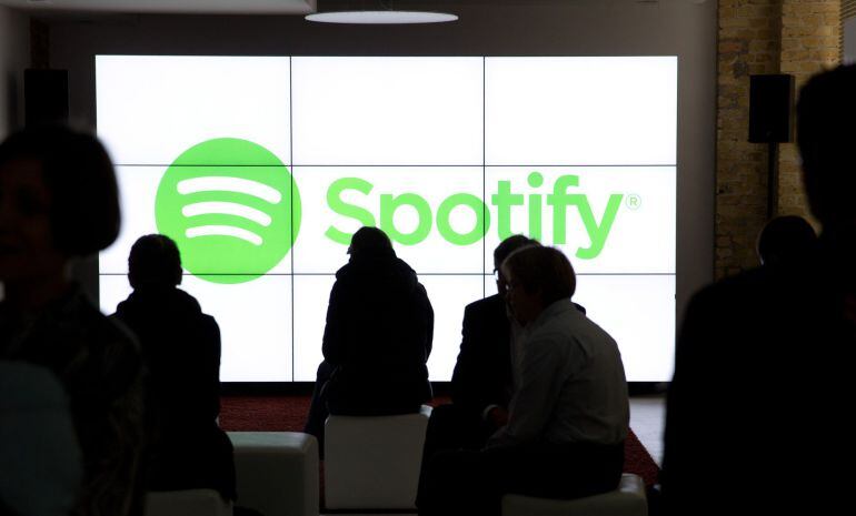 Los asistentes esperan para el evento de Spotify en Nueva York