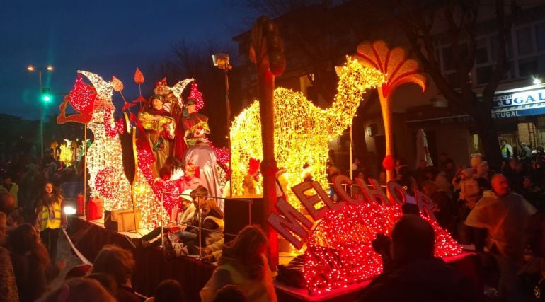 Melchor desfilando por las calles de Toledo ante miles de niños