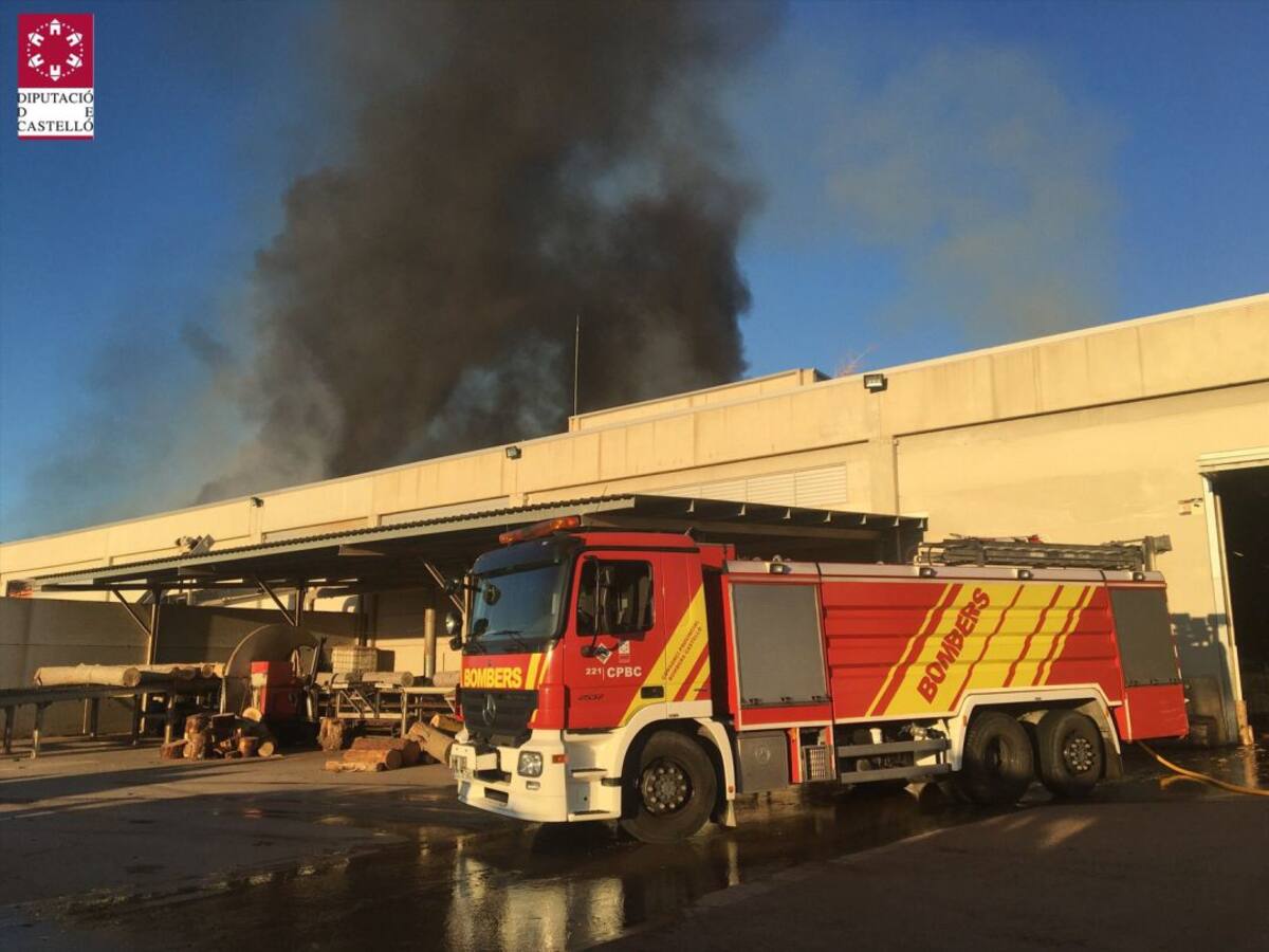 Incendio en una industria de madera de Vall d'Alba