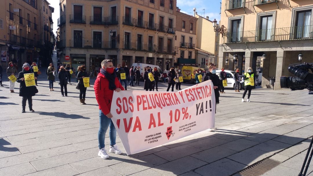 Concentración sector peluquería y estética en la Plaza del Azoguejo (imagen de archivo - enero 2022)