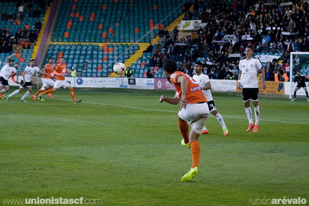 Acción del primer derbi de la historia entre los dos equipos.
