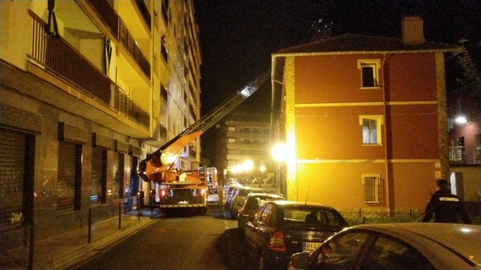 Los bomberos sofocando el incendio desencadenado en una vivienda de la calle Casto Cantero de Irun.