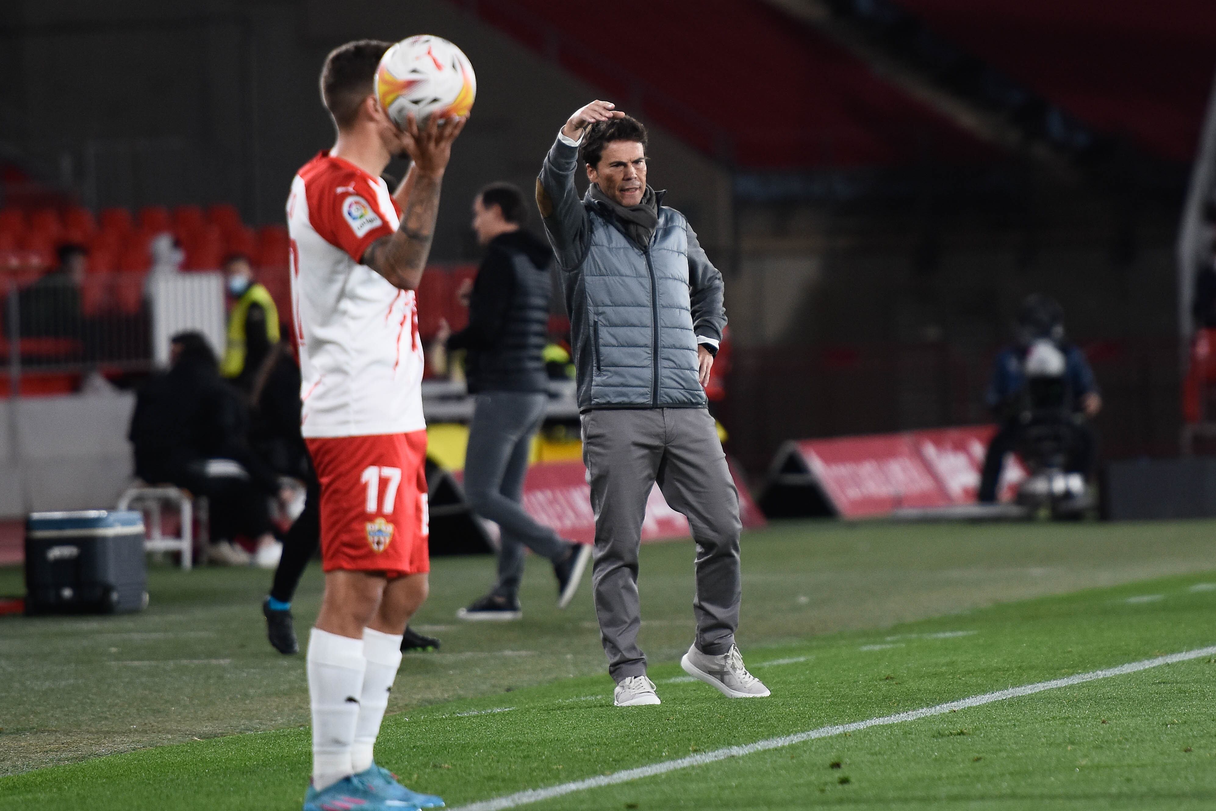 Atento a un saque de banda de Pozo.