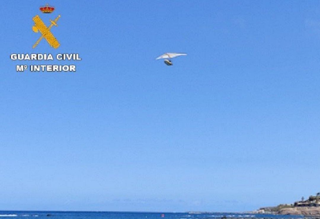 Investigadores de la Guardia Civil comprobaron la existencia en redes sociales de vídeos de la aeronave sobrevolando la bahía del sur de Tenerife