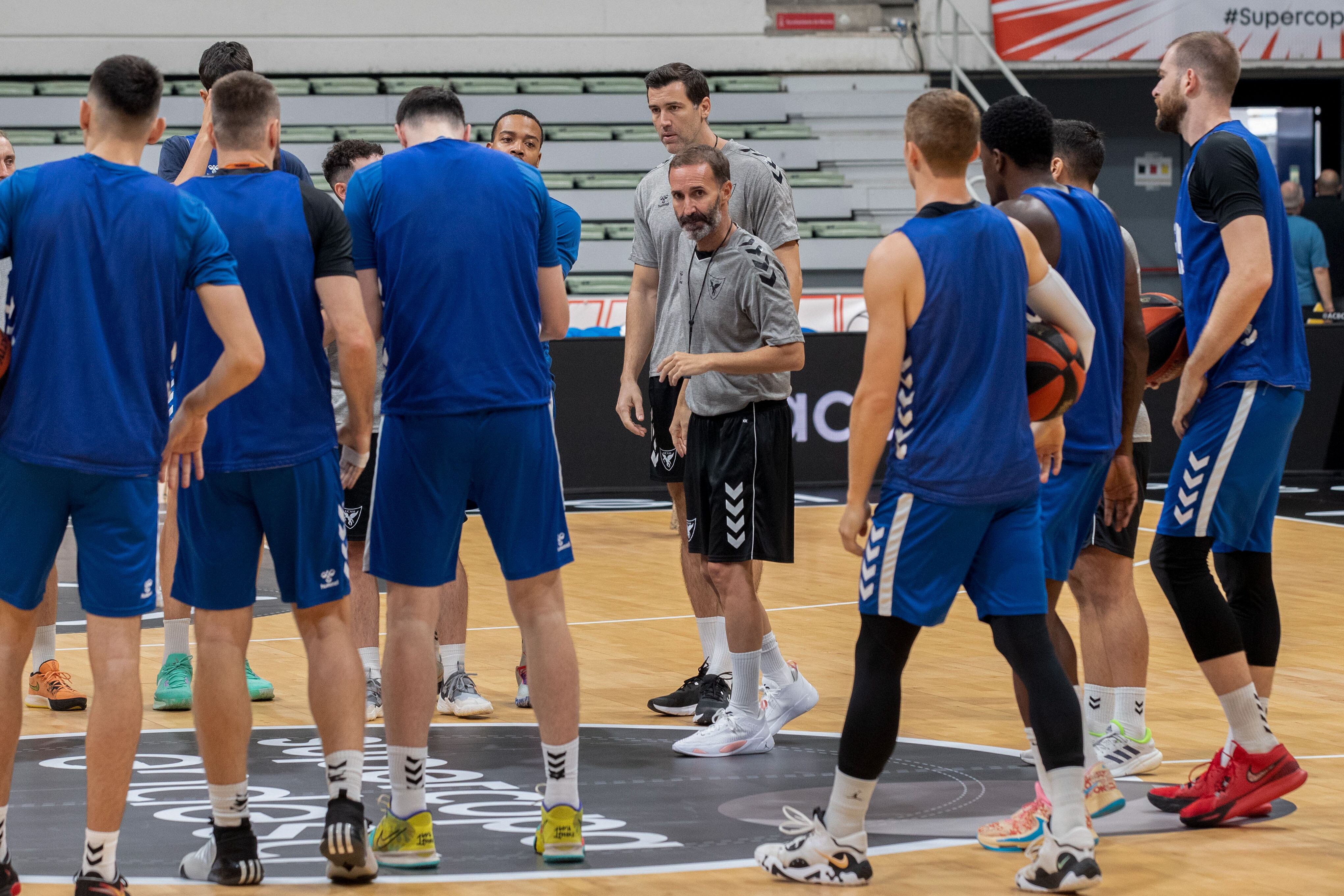 MURCIA, 15/09/2023.- El entrenador de UCAM Murcia C.B Sito Alonso (c) da instrucciones a sus jugadores durante el entrenamiento este viernes previo a la Supercopa de baloncesto que se va ha celebrar este fin de semana en el Palacio de los Deportes de Murcia. EFE/Marcial Guillén
