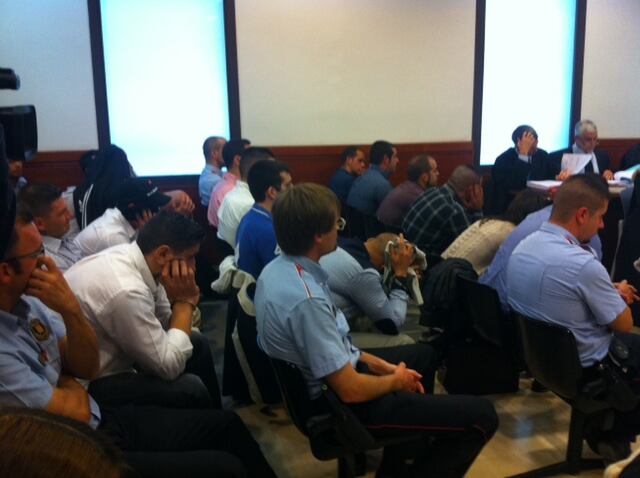 Els 15 acusats per l'agressió a la Sala Stroika de Manresa abans de començar el judici a l'Audiència de Barcelona