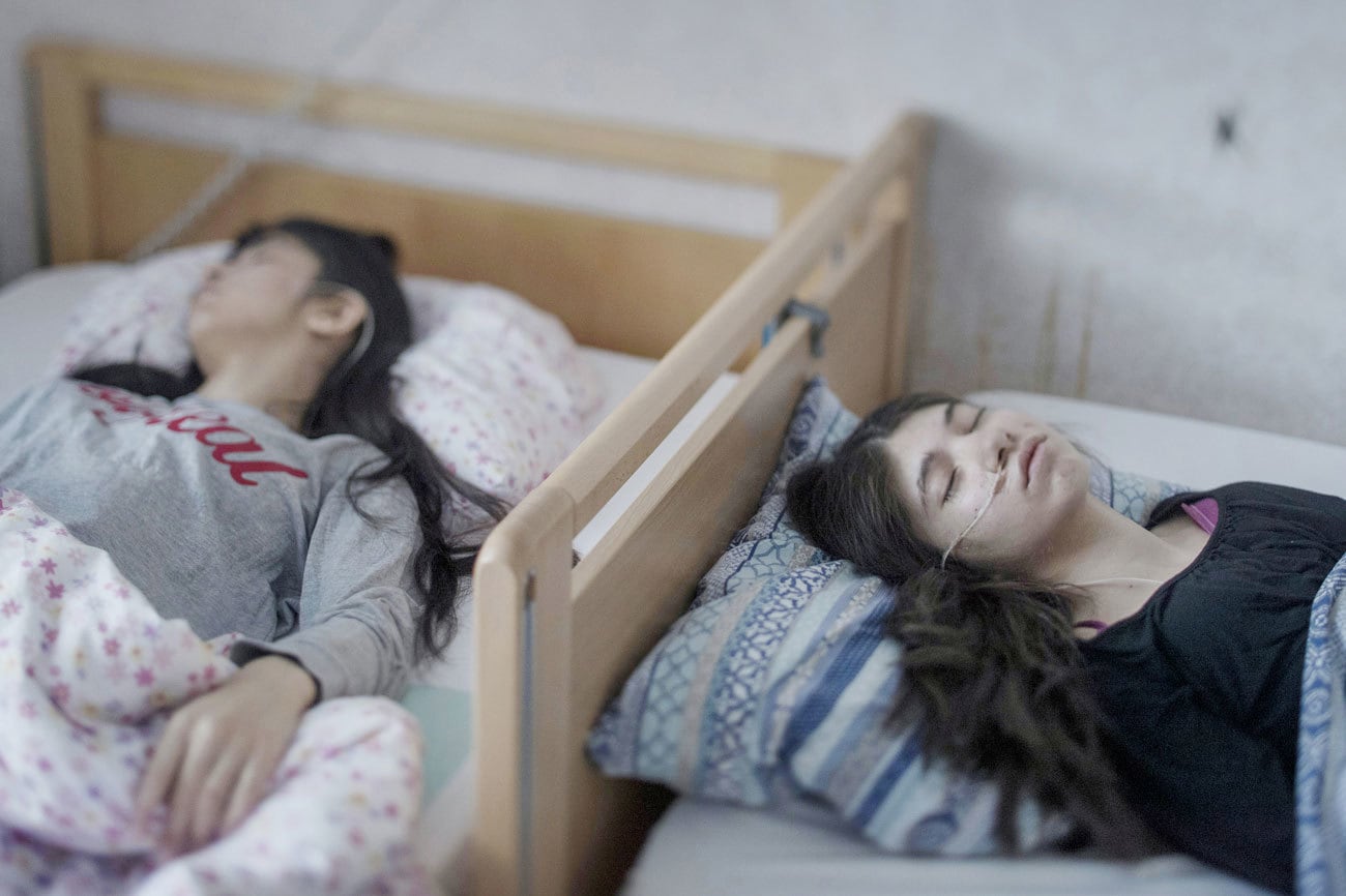 Imagen ganadora del World Press Photo de Magnus Wennman sobre el Síndrome de Resignación