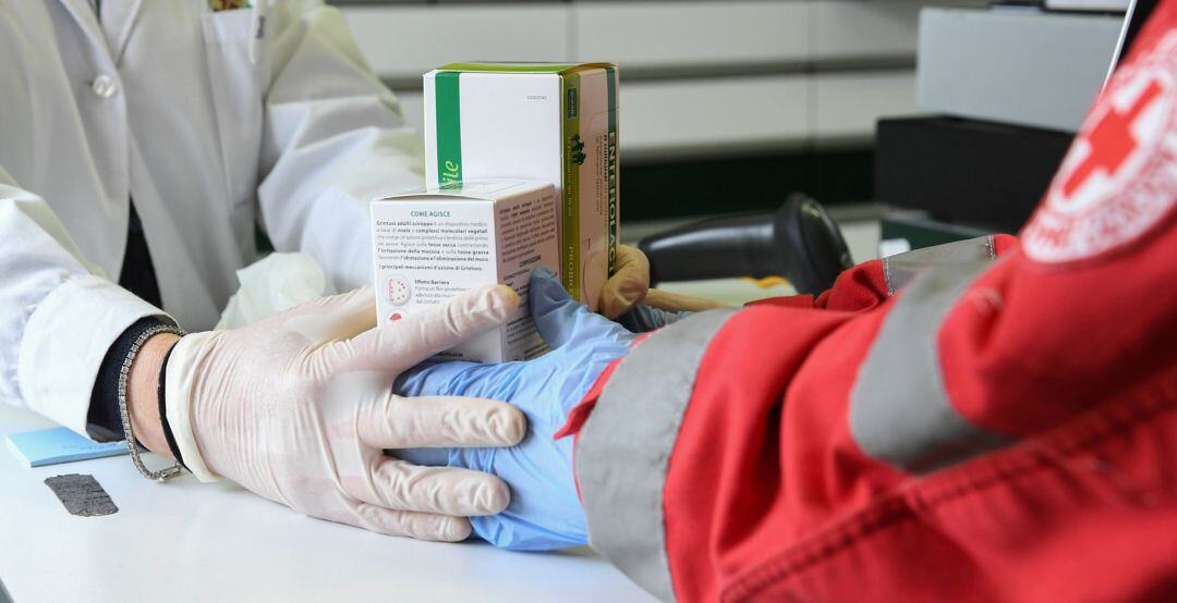 Un voluntario recoge medicamentos contra el coronavirus en Pescaia, Italia.