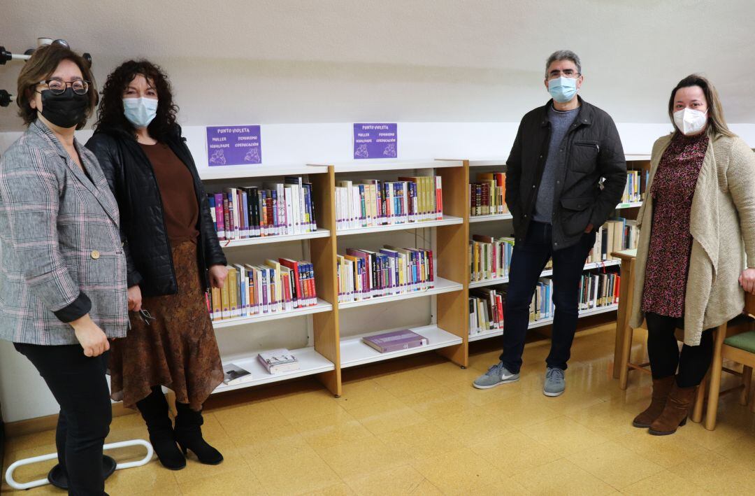 El alcalde de A Guarda, Antonio Lomba, en el punto lila de la biblioteca municipal. 